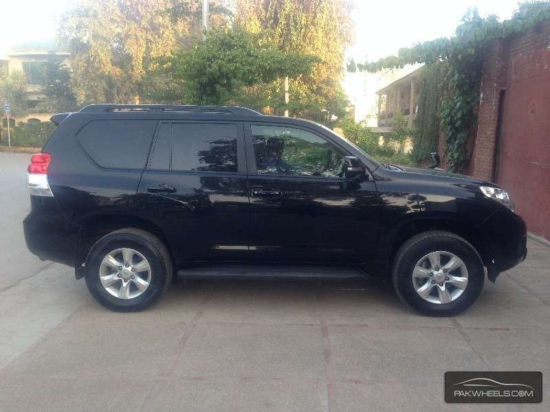 black toyota prado 2010 #2