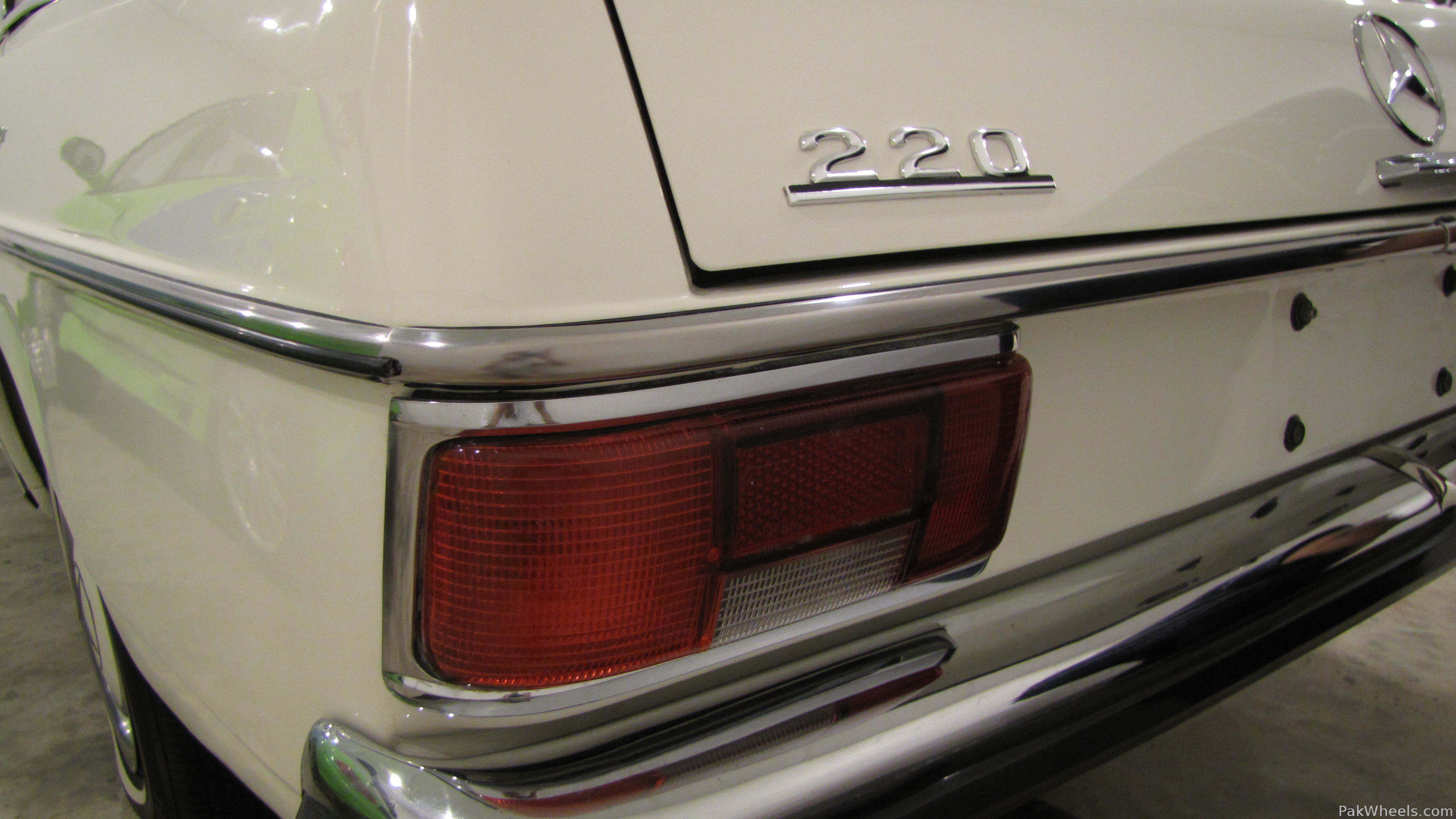 Mercedes Benz E Class - 1972 Mercedes-Benz 220 W115 (YCCC) Mercedes Benz E Class - 1972 Mercedes-Benz 220 W115 (YCCC) Image-8