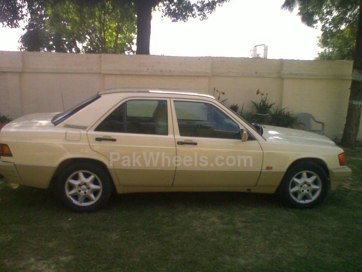 Mercedes Benz E Class - 1990 merc Image-1