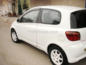 Toyota Vitz 2000 for Sale in Karachi Image-1