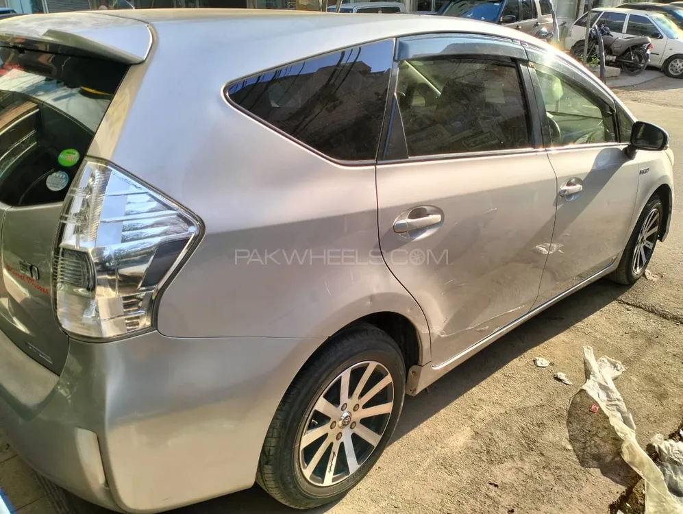 Toyota Prius Alpha 2013 for Sale in Karachi Image-1