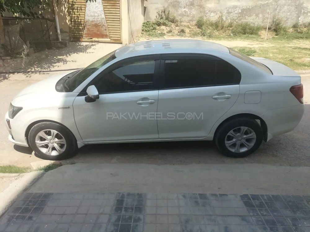 Toyota Corolla Axio 2013 for Sale in Islamabad Image-1