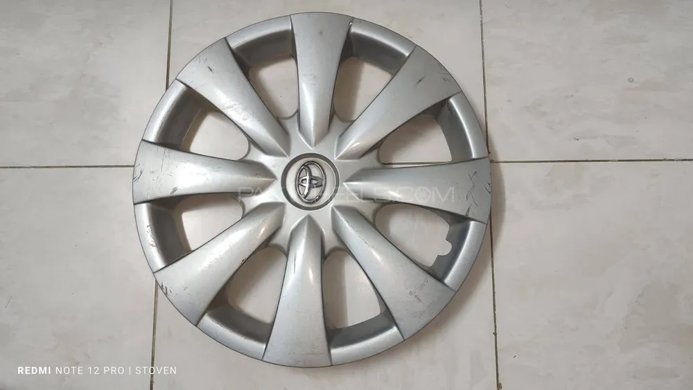 15inch genuine toyota wheel caps silver colour genuine paint Image-1