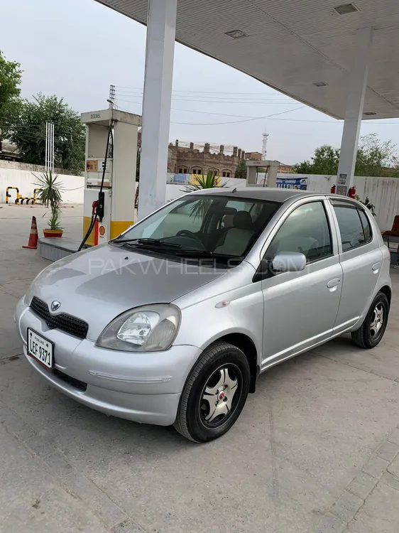 Toyota Vitz 2000 for sale in Peshawar