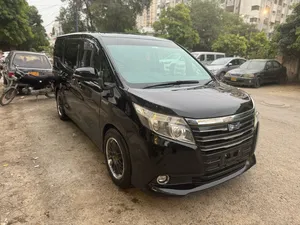 Toyota Noah G 2014 for Sale