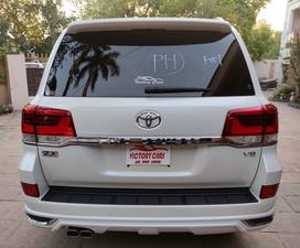 LandCruiser ZX ( V8 )  full house 
Model 2018/11 production 
Import 2023 unregistered 
Not a 100 km driven in Pakistan 
Mileage 28000 km
Pearl white metallic with brono leather interior 
4.5 AA as per auction sheet 
Brand new condition ( bumper to bumper original & spotless)
Top of line specs. 
Rear entertainment 
Cool box 
Wireless charger 
Original body kit 
Adapted Radar 
Further information please call & visit Victory Cars jail road Lahore