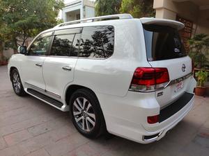 LandCruiser ZX ( V8 )  full house 
Model 2018/11 production 
Import 2023 unregistered 
Not a 100 km driven in Pakistan 
Mileage 28000 km
Pearl white metallic with brono leather interior 
4.5 AA as per auction sheet 
Brand new condition ( bumper to bumper original & spotless)
Top of line specs. 
Rear entertainment 
Cool box 
Wireless charger 
Original body kit 
Adapted Radar 
Further information please call & visit Victory Cars jail road Lahore