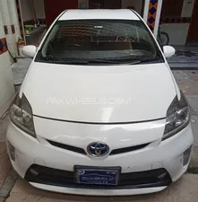 Toyota Prius S LED Edition 1.8 2015 for Sale