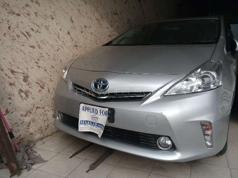 Toyota Prius Alpha 2012 for Sale in Faisalabad Image-1