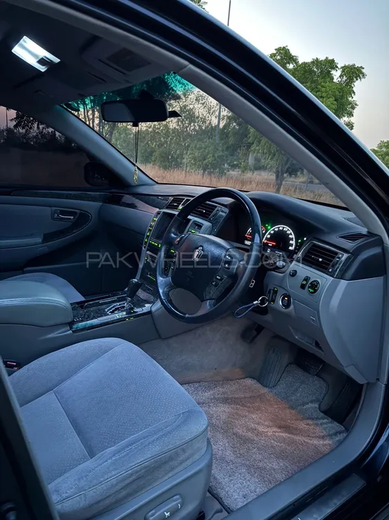 Toyota Crown 2004 for Sale in Lahore Toyota Crown 2004 for Sale in Lahore Image-3