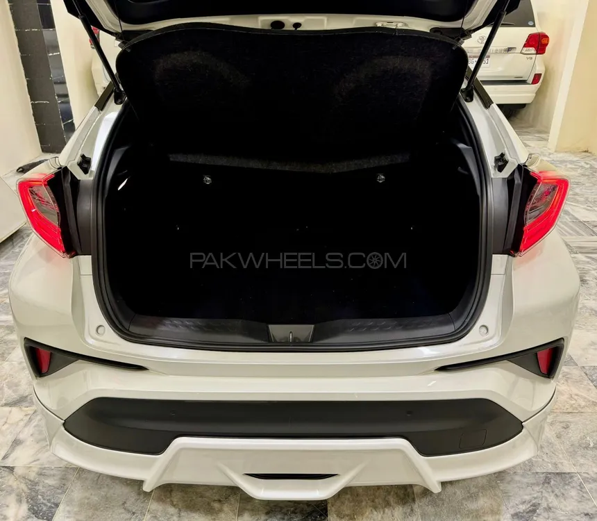 Toyota C-HR 2018 for Sale in Karachi Toyota C-HR 2018 for Sale in Karachi Image-2
