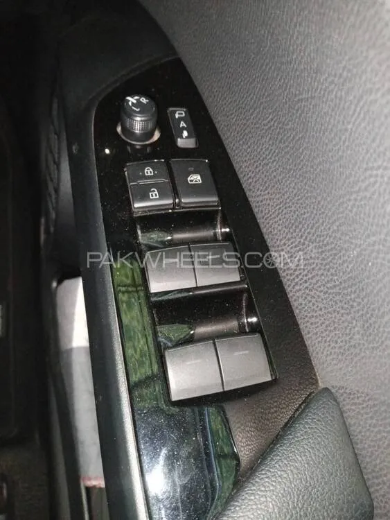 Toyota Prius 2022 for Sale in Lahore Toyota Prius 2022 for Sale in Lahore Image-11