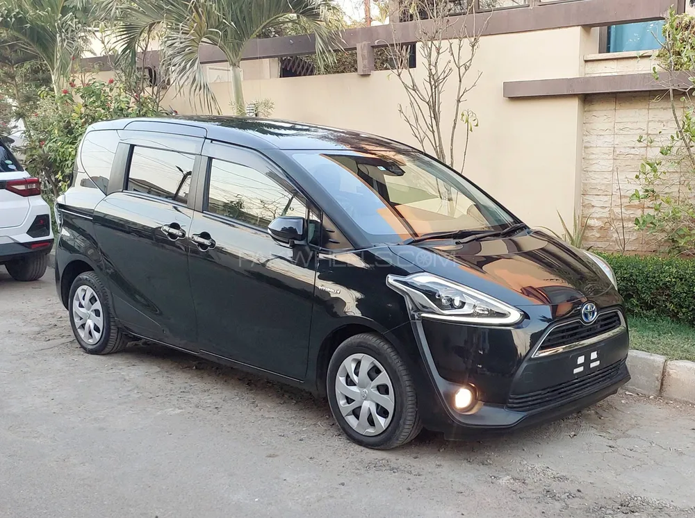 Toyota Sienta 2018 for Sale in Karachi Image-1