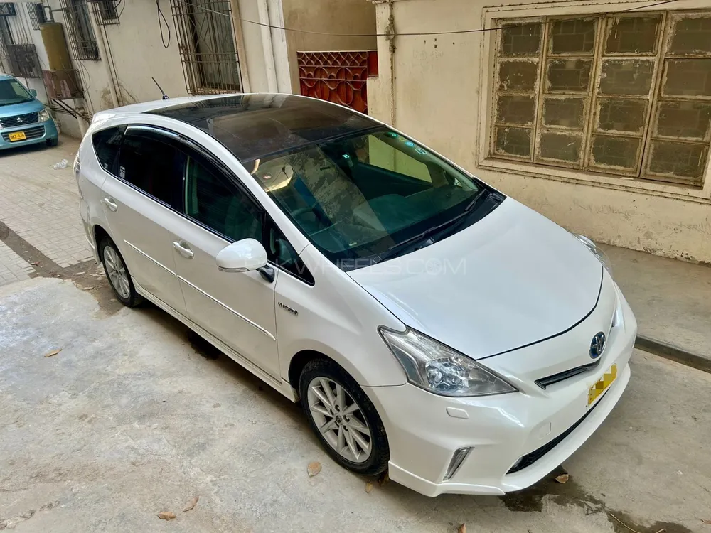 Toyota Prius Alpha 2011 for Sale in Karachi Image-1