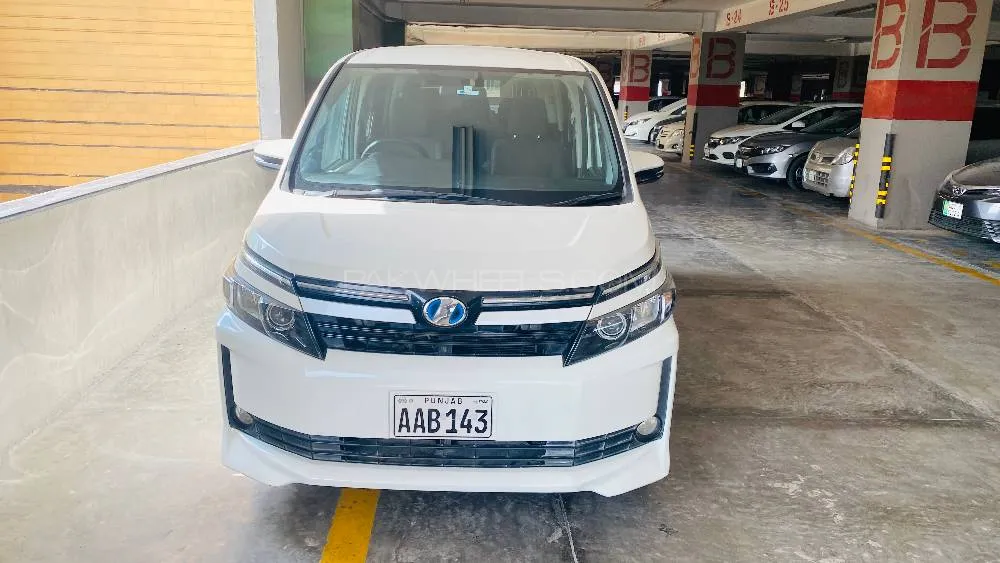Toyota Voxy 2014 for Sale in Lahore Image-1