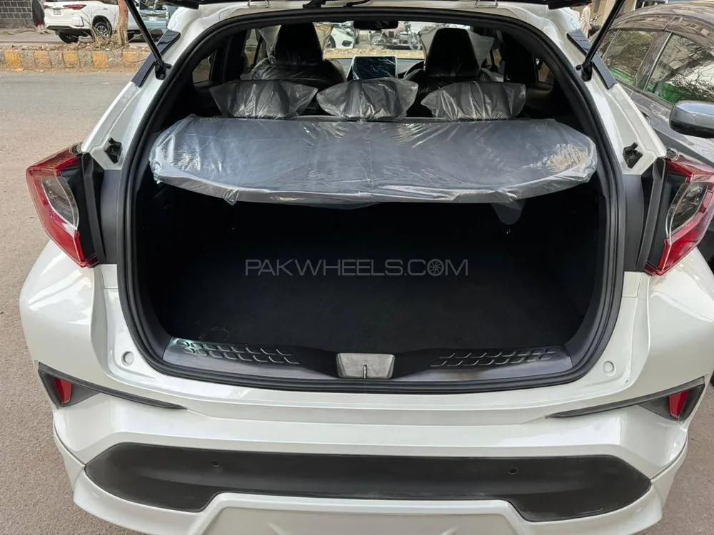 Toyota C-HR 2018 for Sale in Karachi Toyota C-HR 2018 for Sale in Karachi Image-9