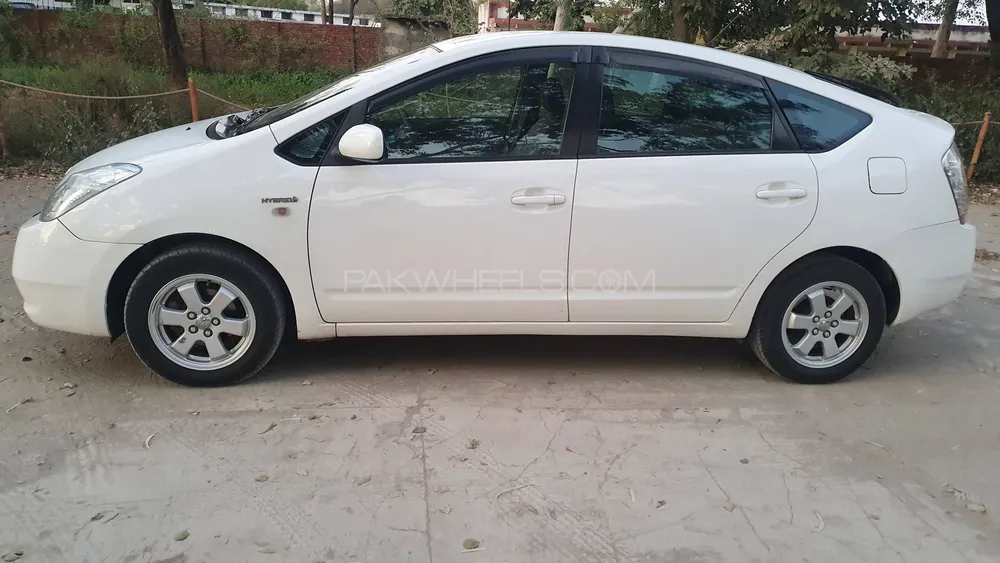 Toyota Prius 2007 for Sale in Lahore Image-1