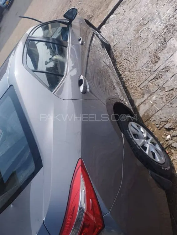 Toyota Corolla 2015 for Sale in Larkana Image-1