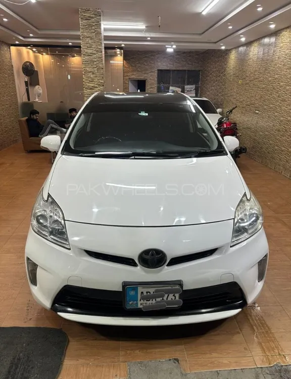 Toyota Prius 2013 for Sale in Lahore Image-1