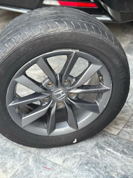 Honda Civic 2021 Oriel Original Tire and Rims Image-1