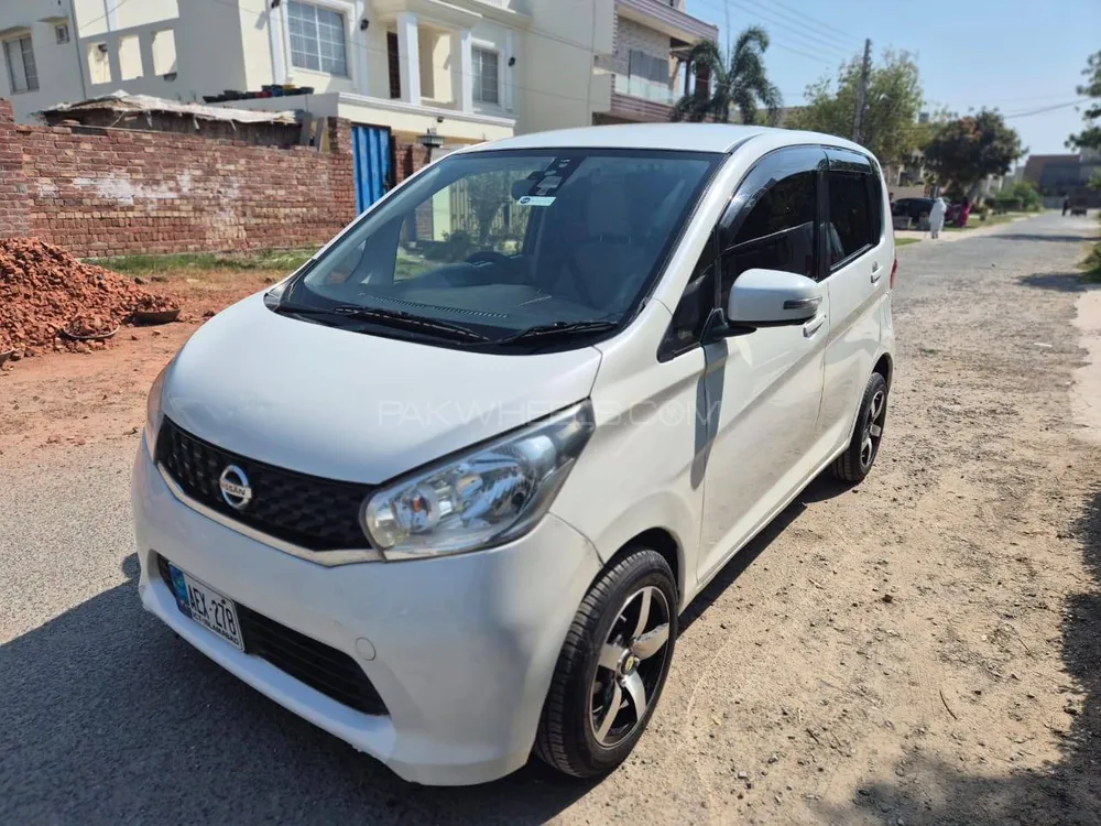 نسان ڈیز 2015 for Sale in لاہور Image-1