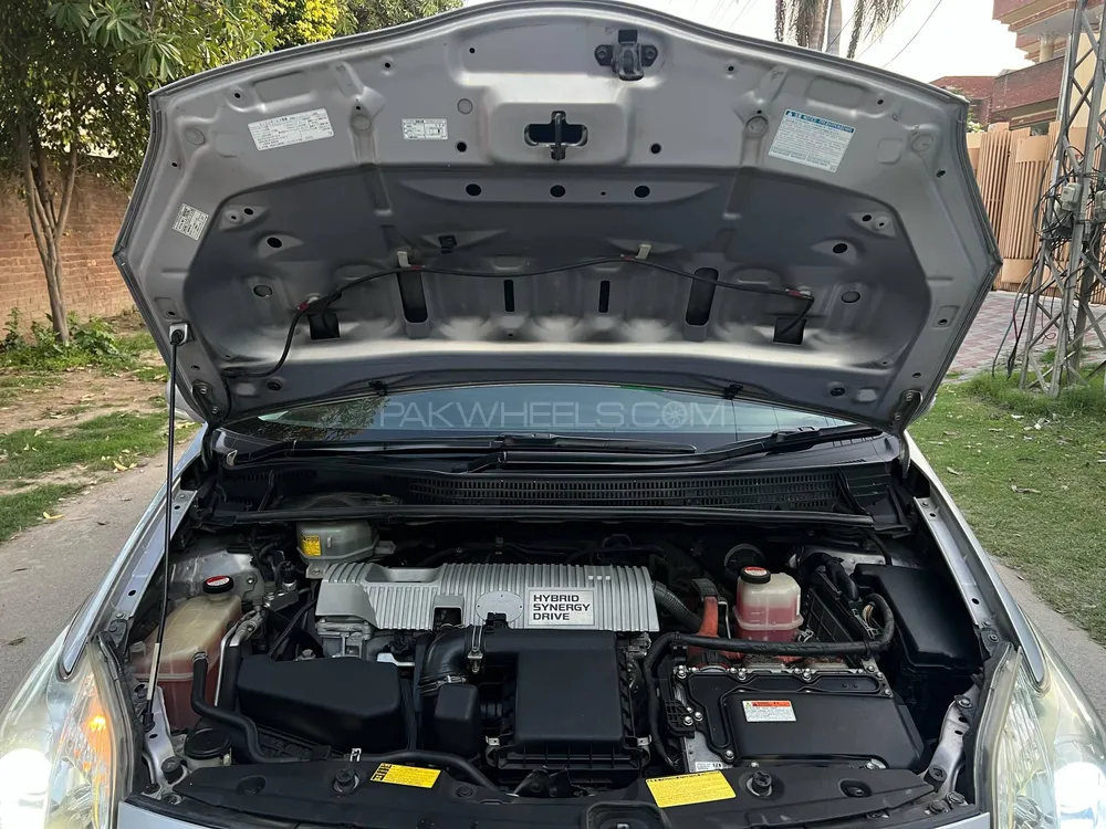 Toyota Prius 2014 for Sale in Lahore Toyota Prius 2014 for Sale in Lahore Image-9