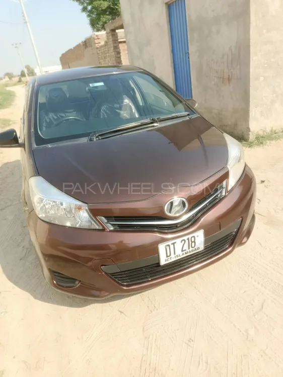 Toyota Vitz 2011 for Sale in Mian Wali Image-1