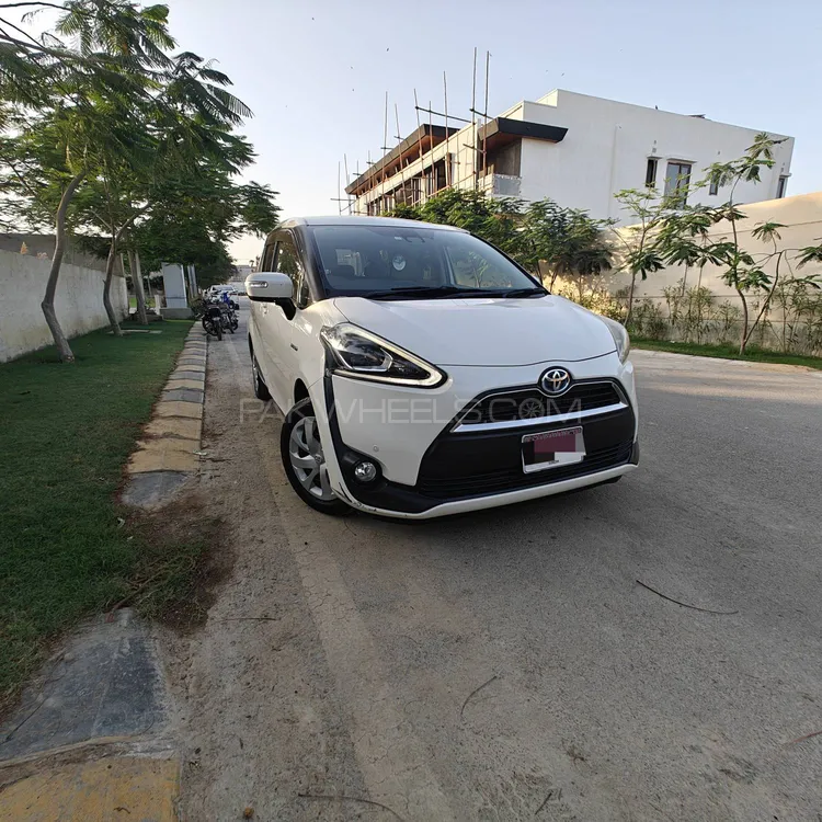 Toyota Sienta 2018 for Sale in Karachi Image-1