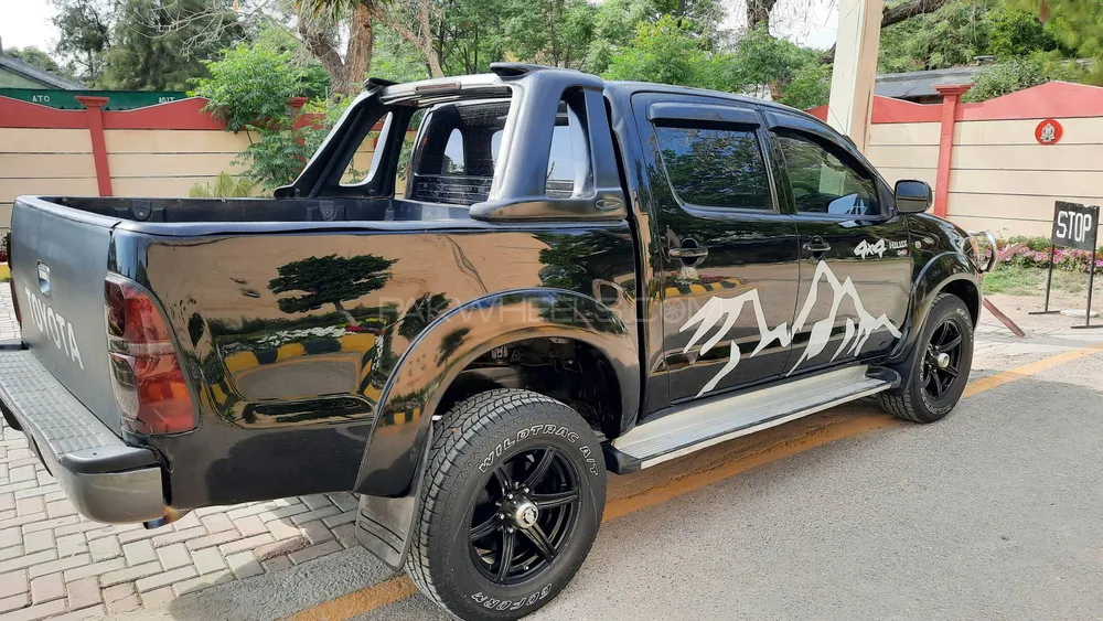 Toyota Hilux 2011 for Sale in Peshawar Image-1