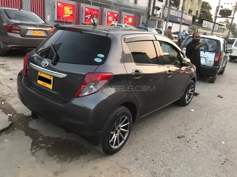 Toyota Vitz 2013 for Sale in Karachi Image-1