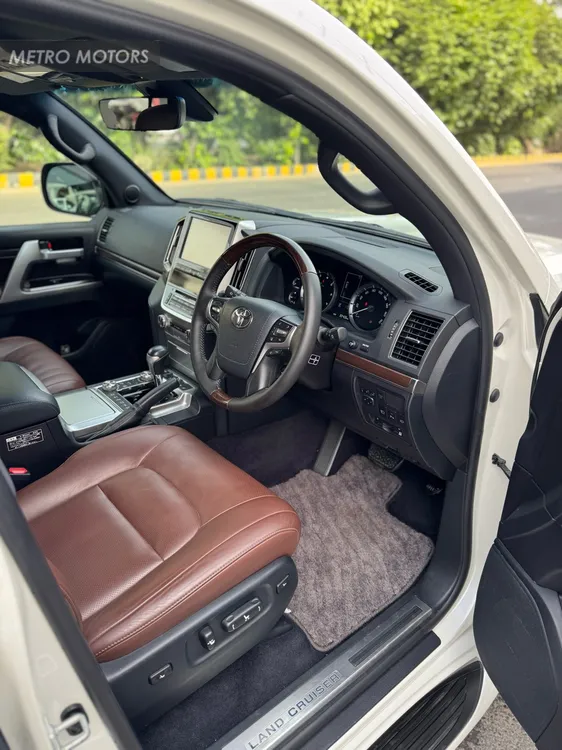 Toyota Land Cruiser 2017 for Sale in Lahore Toyota Land Cruiser 2017 for Sale in Lahore Image-4