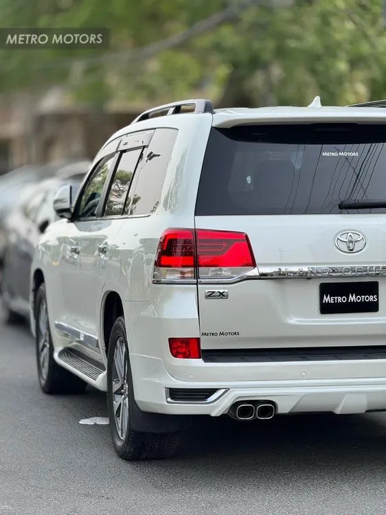 Toyota Land Cruiser 2017 for Sale in Lahore Toyota Land Cruiser 2017 for Sale in Lahore Image-6