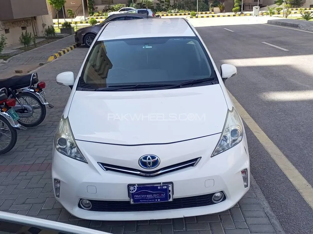 Toyota Prius Alpha 2013 for Sale in Islamabad Image-1