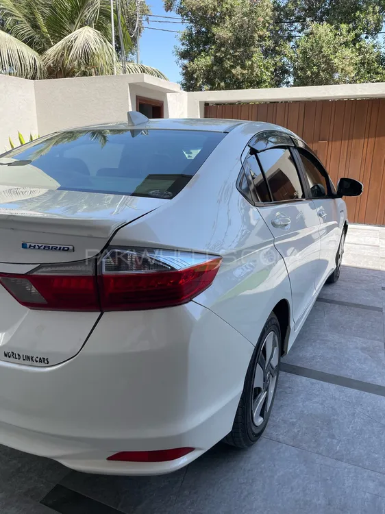 Honda Grace Hybrid 2015 for Sale in Karachi Image-1
