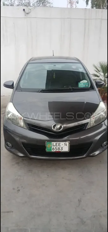 Toyota Vitz 2011 for Sale in Mardan Image-1