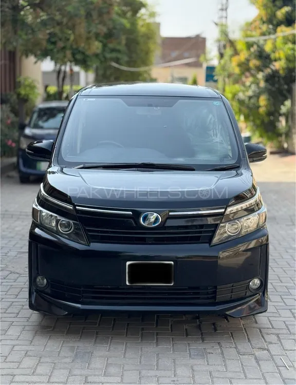 Toyota Voxy 2014 for Sale in Faisalabad Image-1