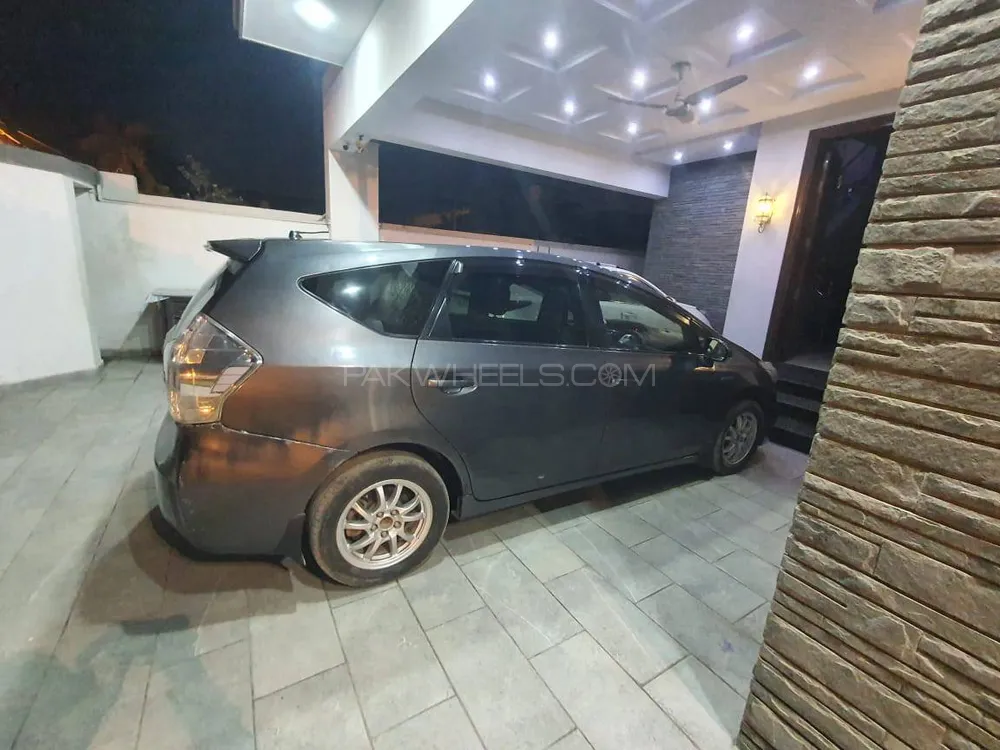 Toyota Prius Alpha 2013 for Sale in Karachi Image-1