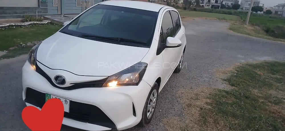 Toyota Vitz 2015 for Sale in Lahore Image-1