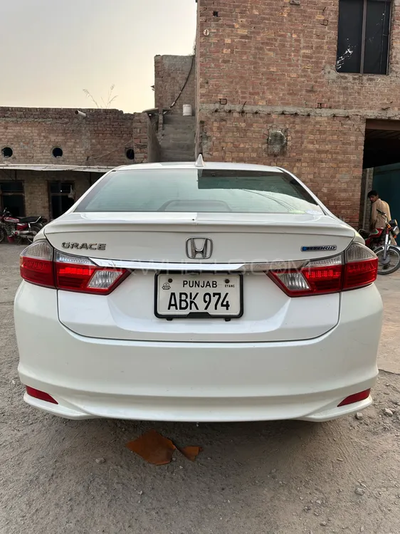 Honda Grace Hybrid 2017 for Sale in Faisalabad Image-1