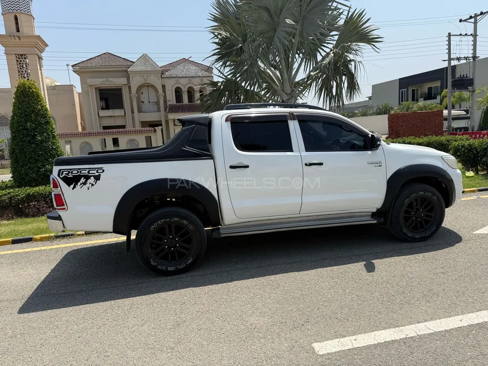 Toyota Hilux 2015 for Sale in Sialkot Toyota Hilux 2015 for Sale in Sialkot Image-9