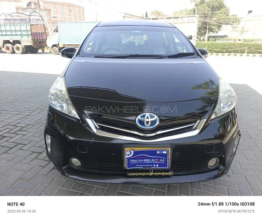 Toyota Prius Alpha 2013 for Sale in Karachi Image-1