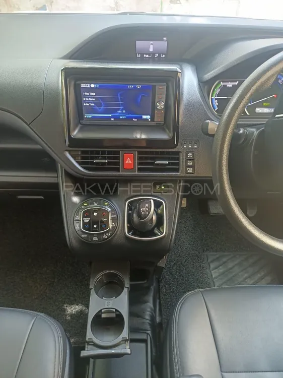 Toyota Voxy 2015 for Sale in Mardan Toyota Voxy 2015 for Sale in Mardan Image-7