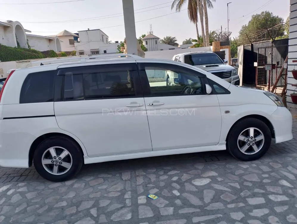 Toyota ISIS 2006 for Sale in Karachi Image-1