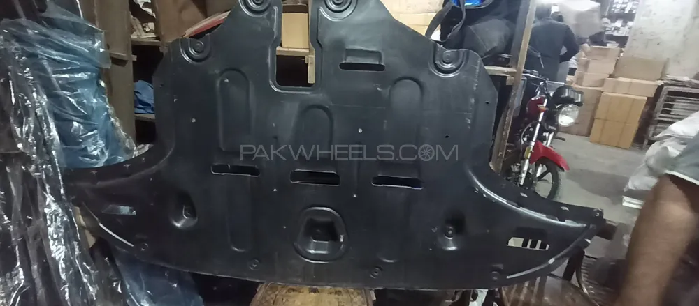 kia Sportage engine and fender shield plastic Image-1