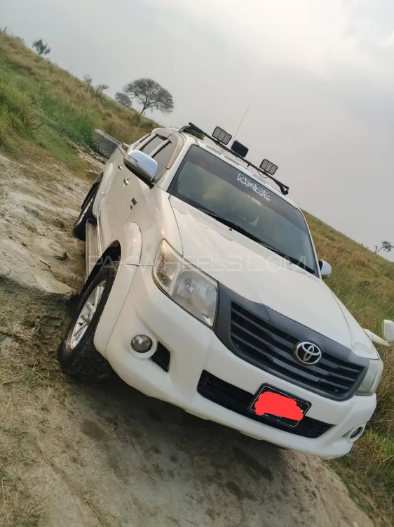 Toyota Hilux 2016 for Sale in Fateh Jang Image-1