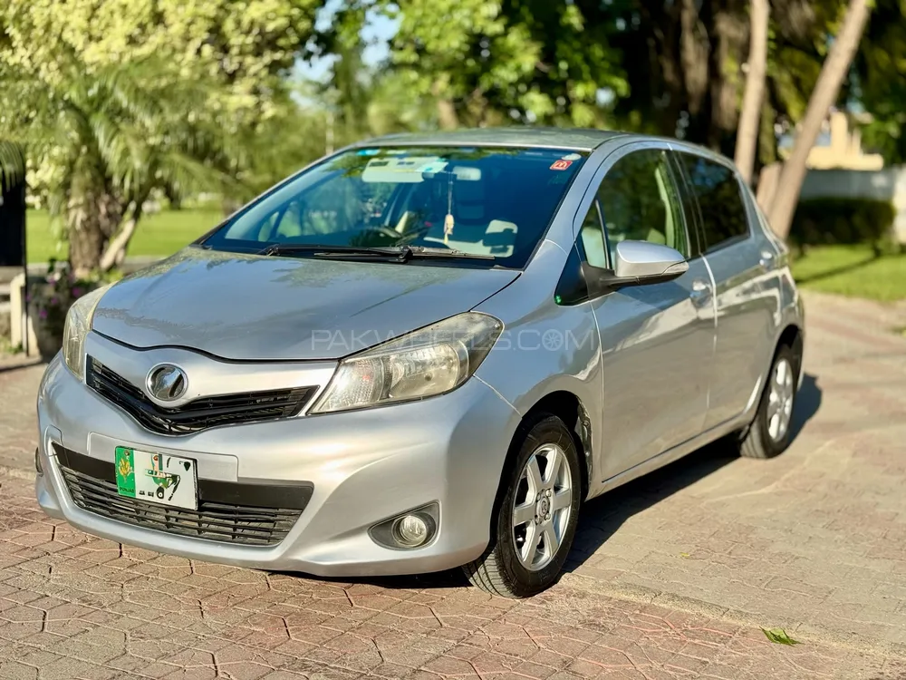 Toyota Vitz 2011 for Sale in Nowshera cantt Image-1