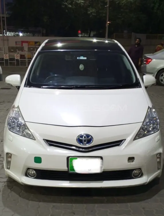 Toyota Prius Alpha 2013 for Sale in Lahore Image-1