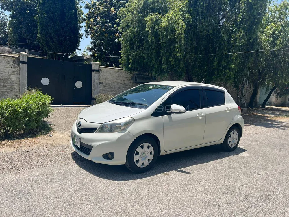 Toyota Vitz 2011 for Sale in Mardan Image-1