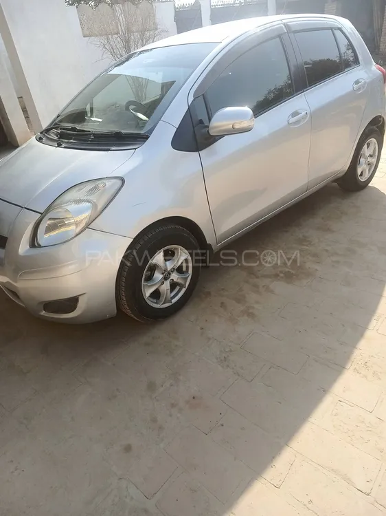 Toyota Vitz 2010 for Sale in Mian Wali Image-1