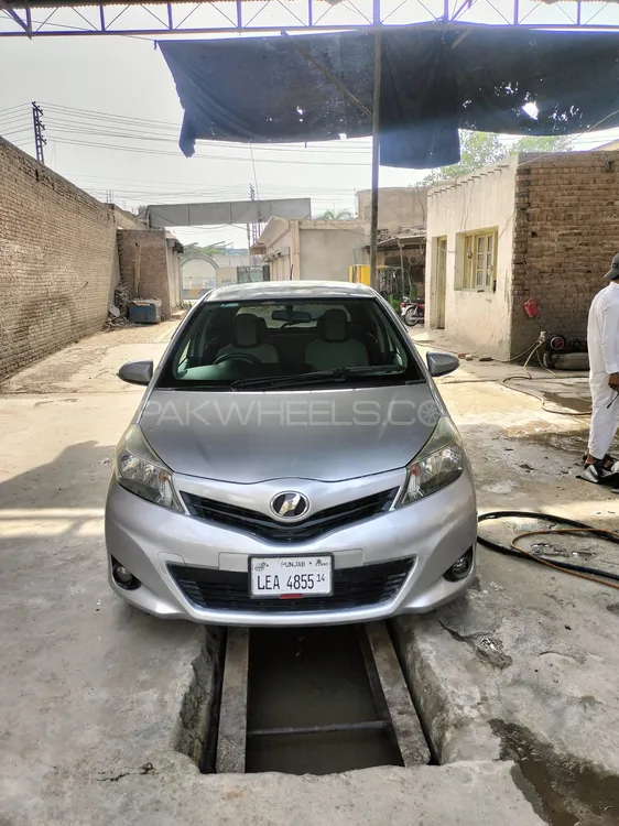 Toyota Vitz 2011 for Sale in Peshawar Image-1